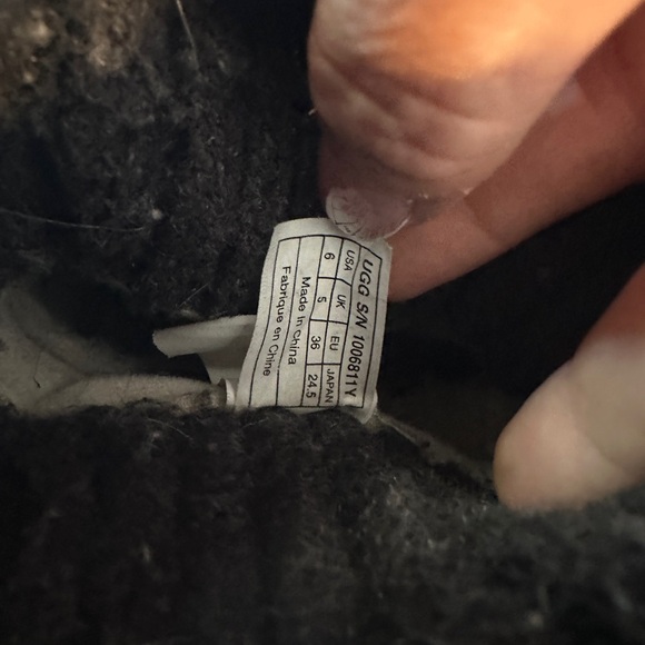 Black Uggs Y6 Pre Loved - Picture 2 of 5